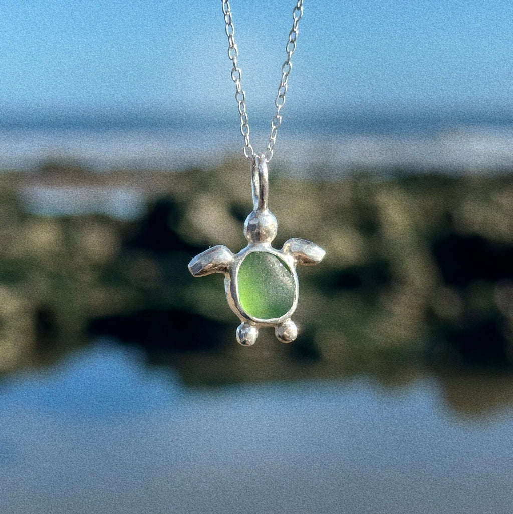 Sea glass turtle pendant No. 11