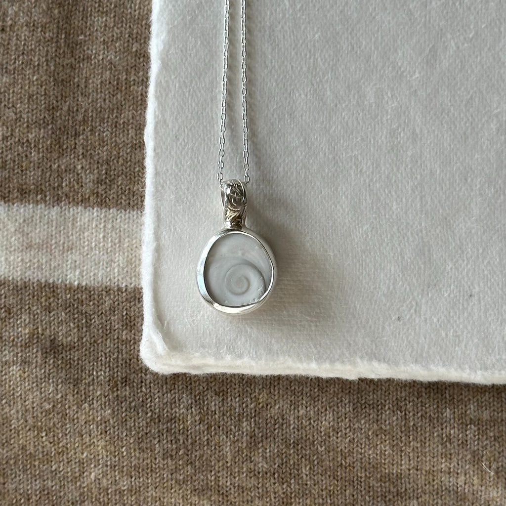 Operculum pendant