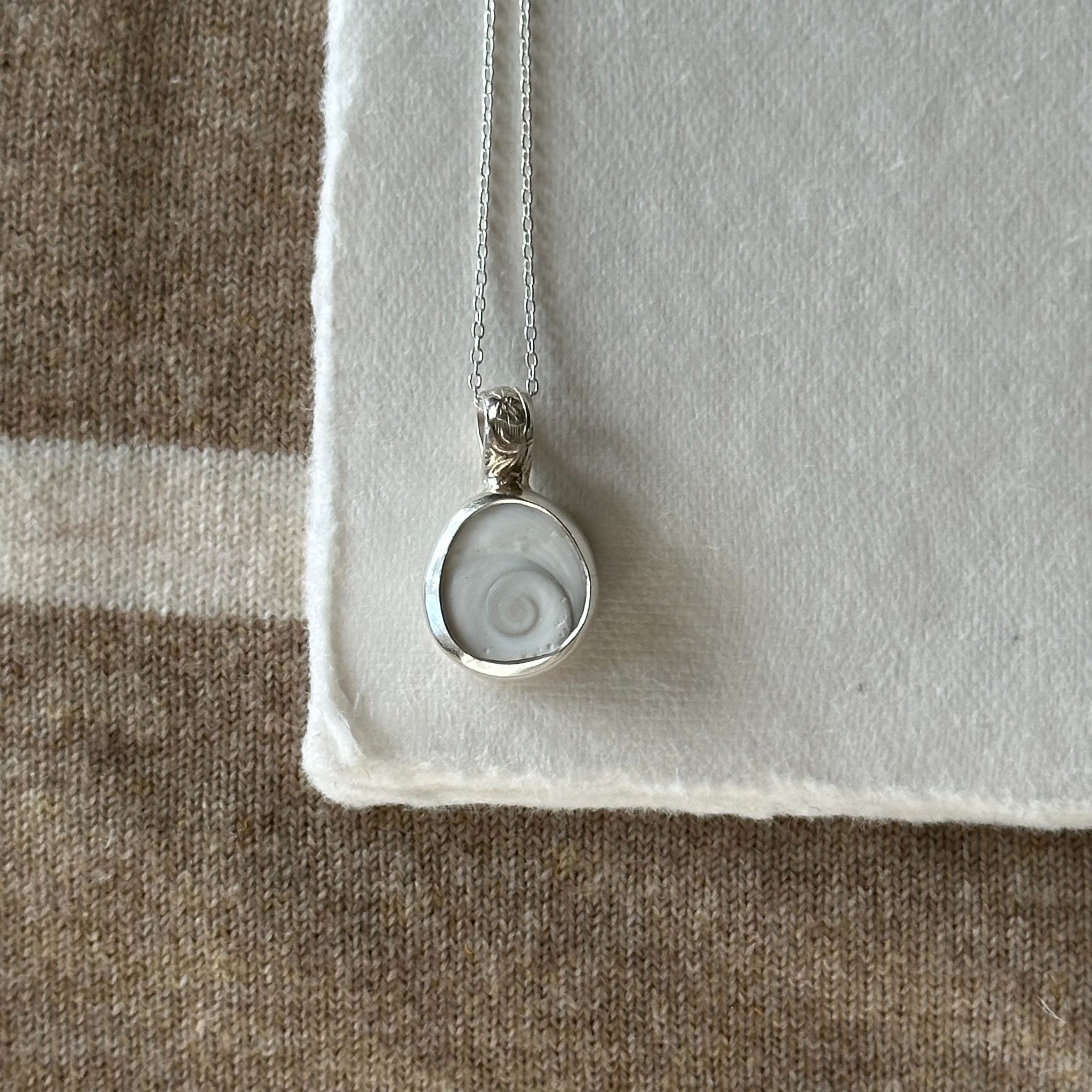 Operculum pendant