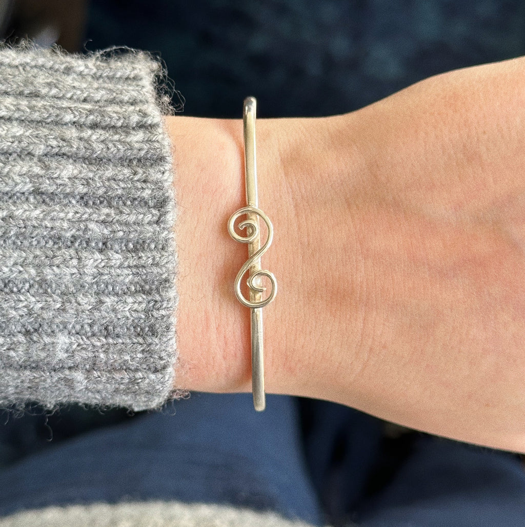 Swirly oval magic cuff
