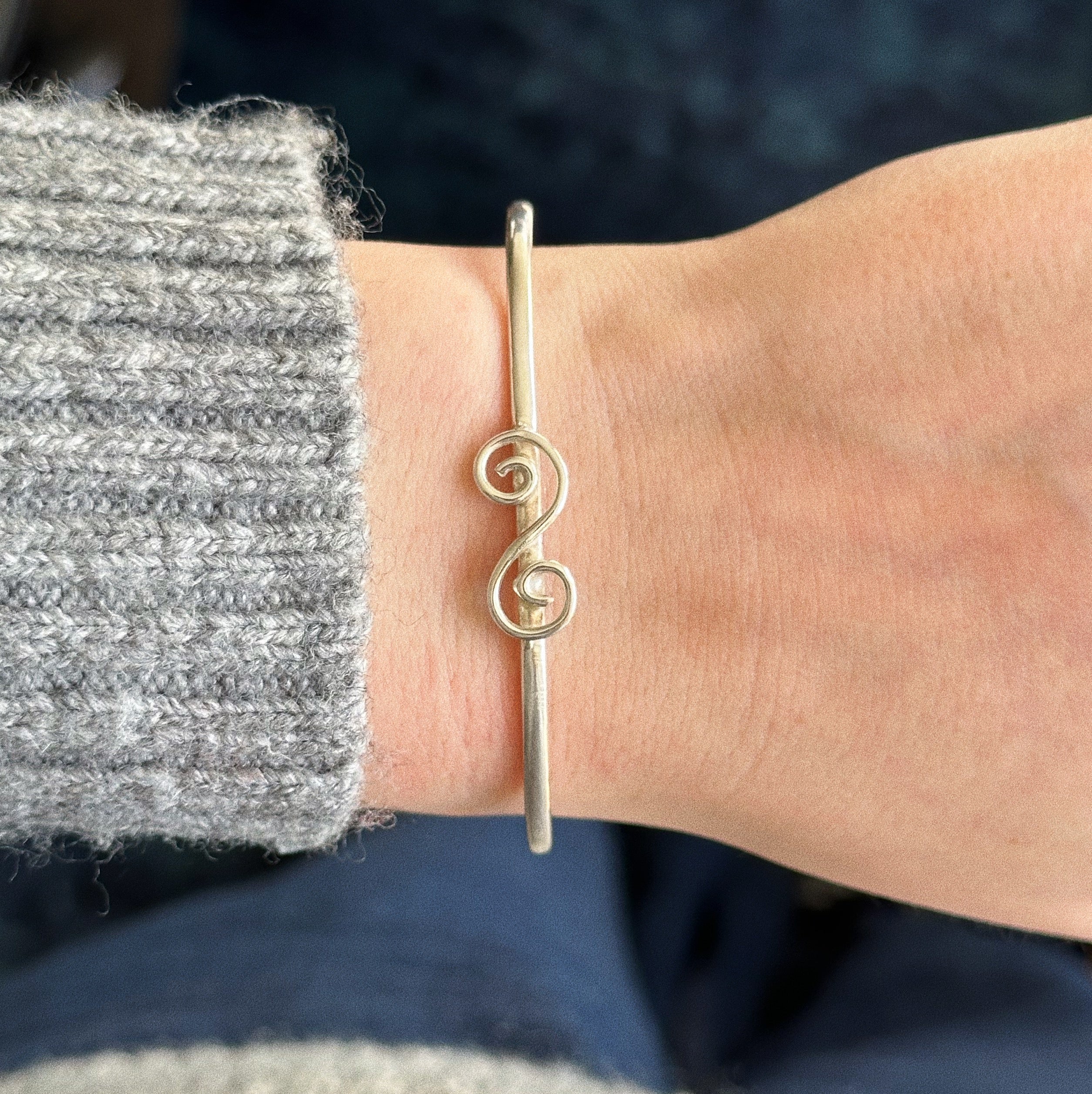 Swirly oval magic cuff