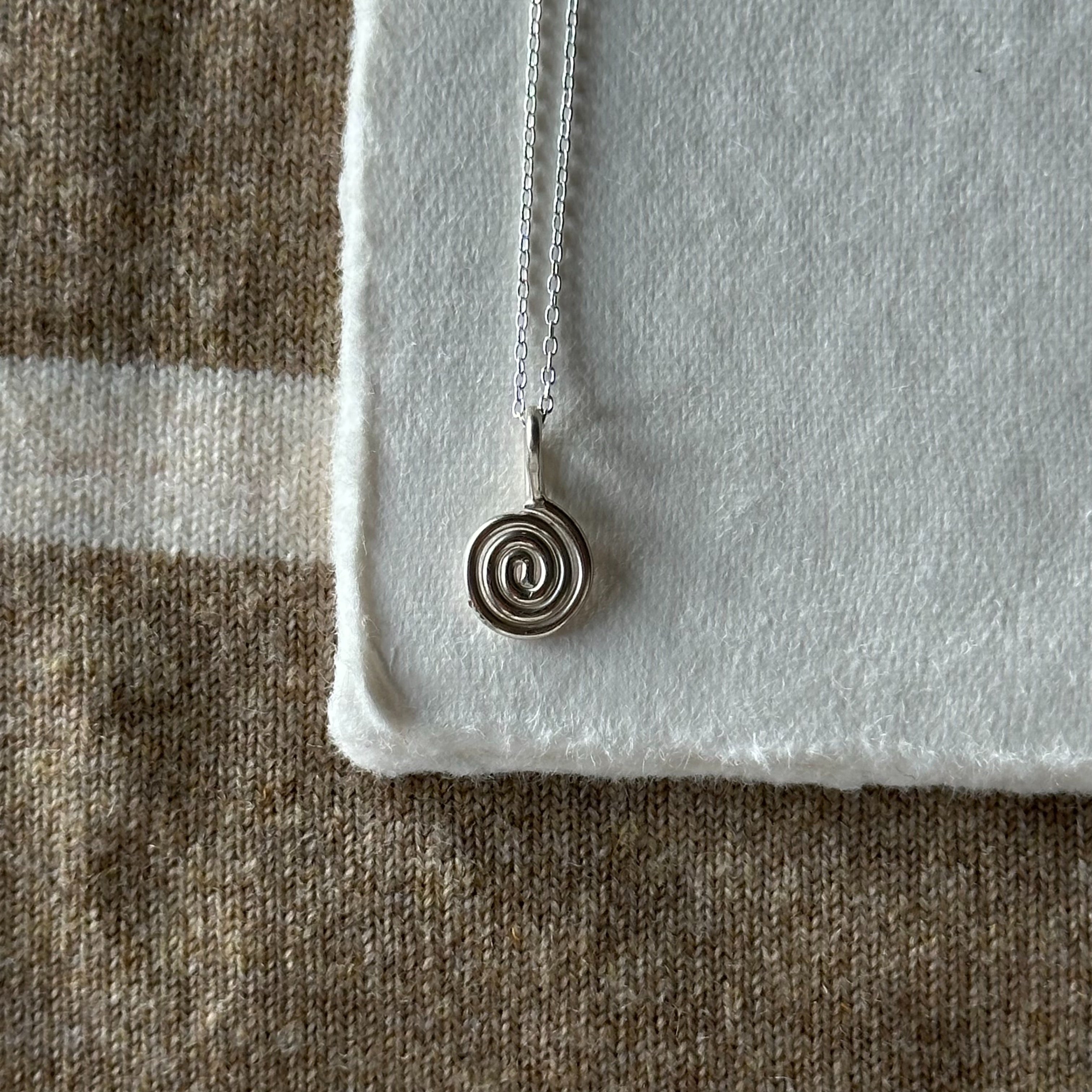 Mini swirl pendant