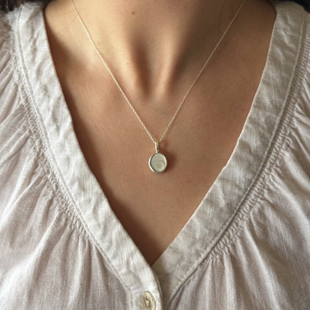 Operculum pendant
