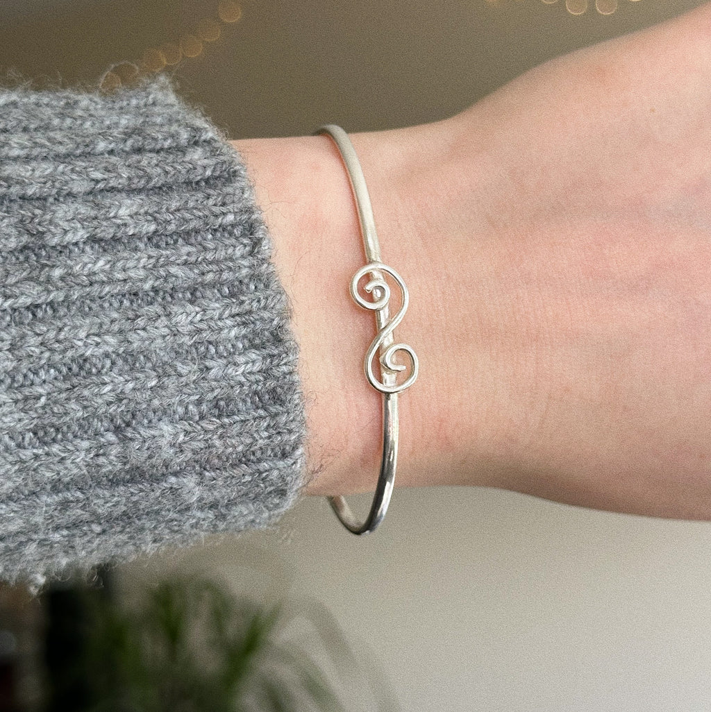 Swirly oval magic cuff