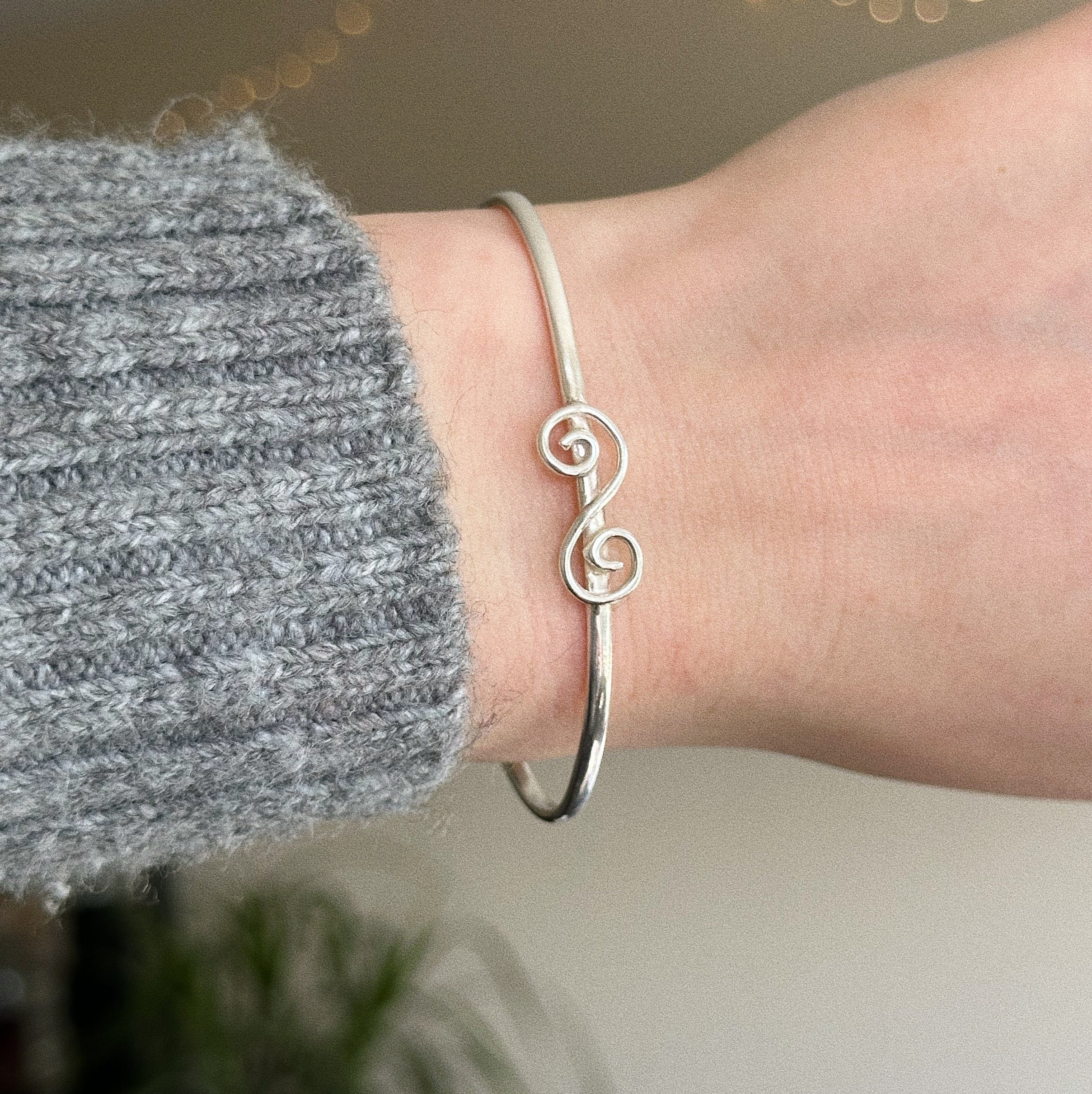 Swirly oval magic cuff
