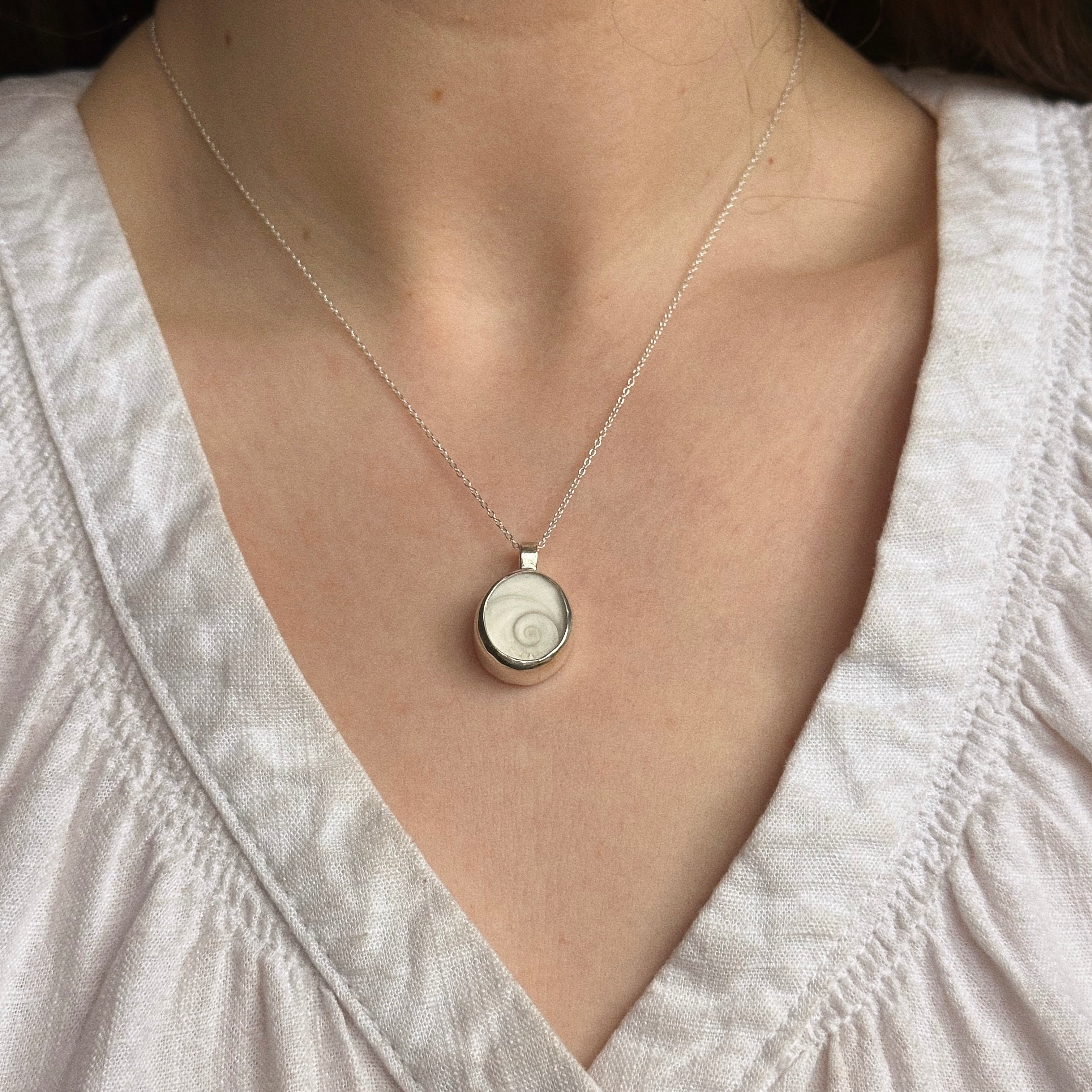 Operculum pendant No. 1