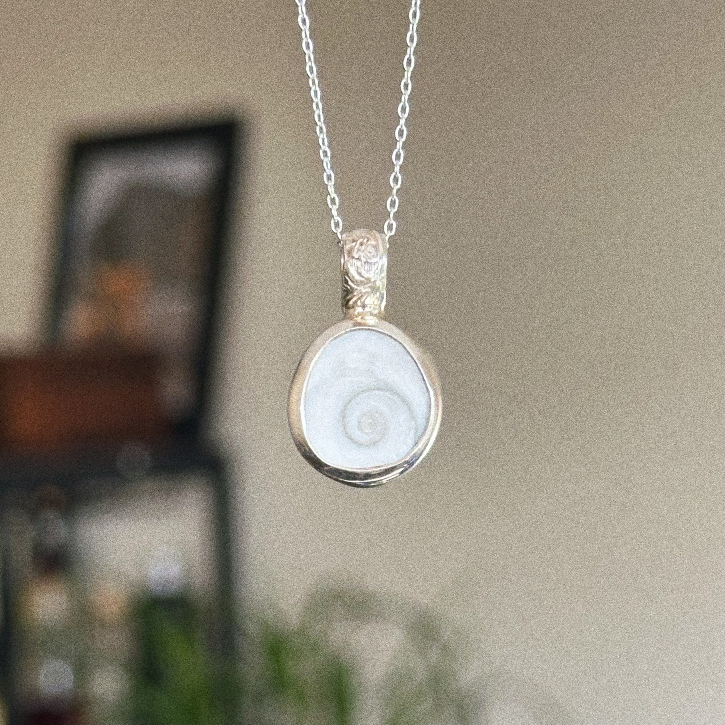 Operculum pendant