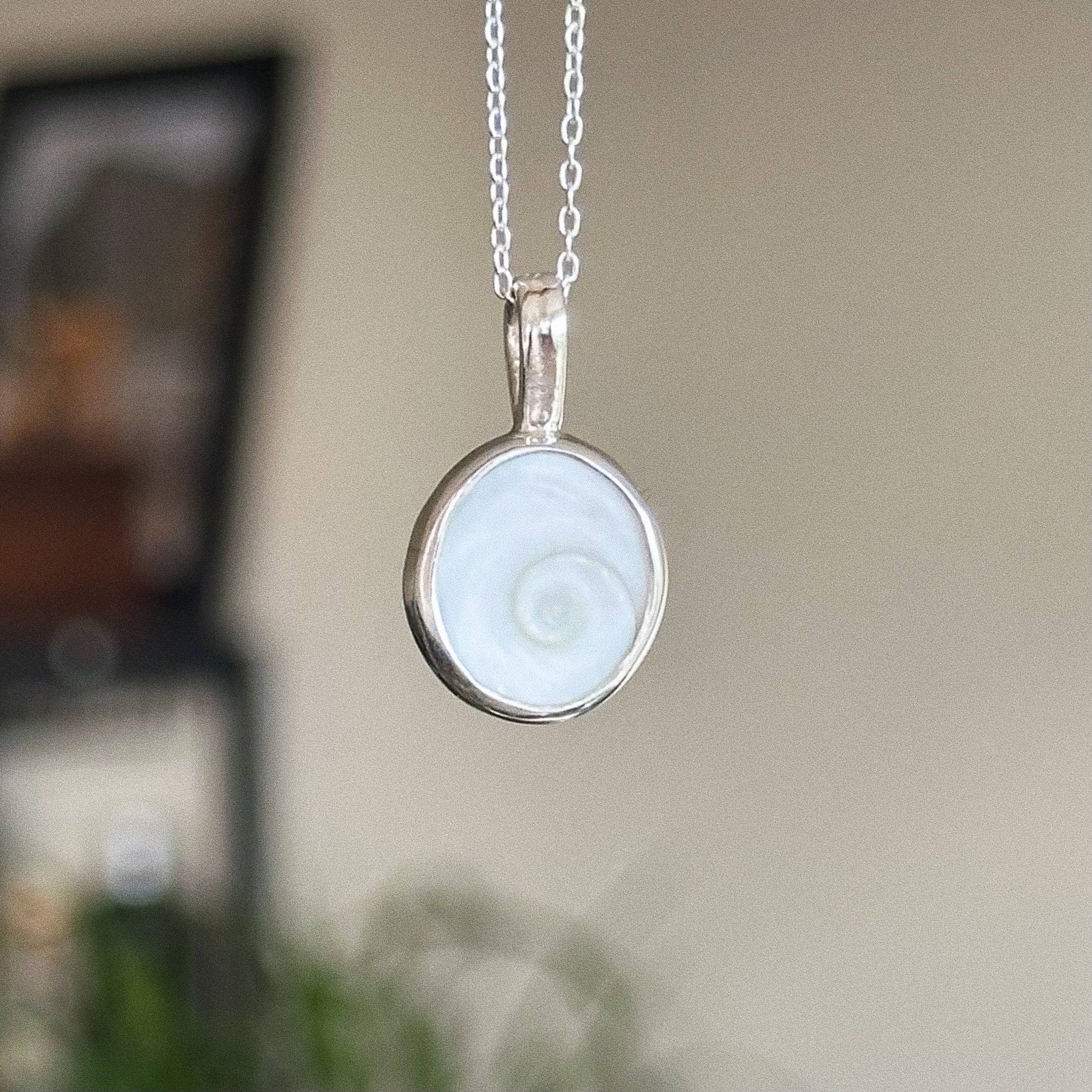 Operculum pendant