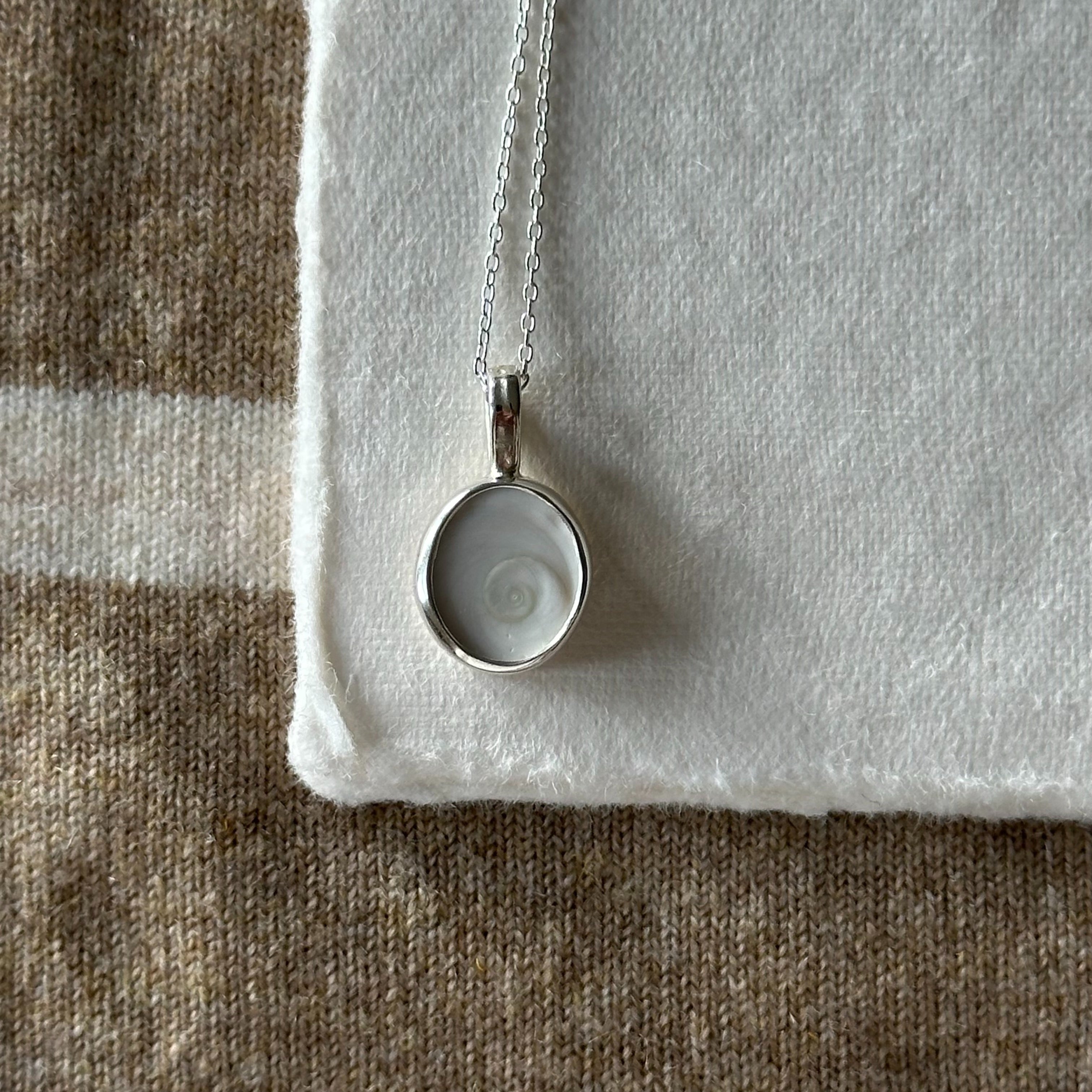 Operculum pendant